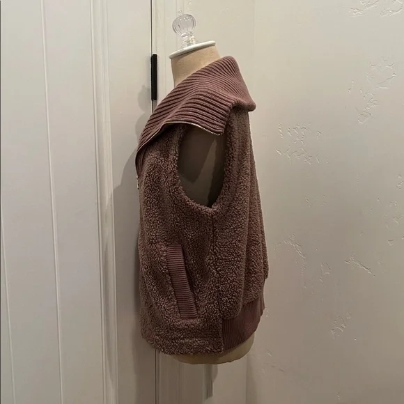 Varley Aspen Gilet Ash Taupe Sherpa Zip-Up Vest - Picture 4 of 8